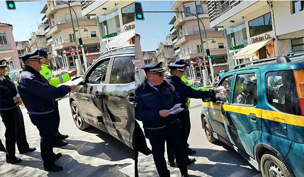 Κόκκινα αυγά και ενημερωτικά φυλλάδια μοίρασε το Τμήμα Τροχαίας Κοζάνης