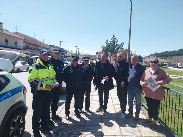 Πασχαλινά αυγά και φυλλάδια μοίρασε για πρώτη χρονιά στο Δρέπανο το Τμήμα Τροχαίας Κοζάνης