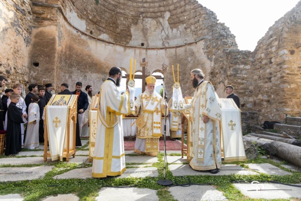 Λαμπρή Πολυαρχιερατική Θεία Λειτουργία στον Άγιο Αχίλλιο Πρεσπών