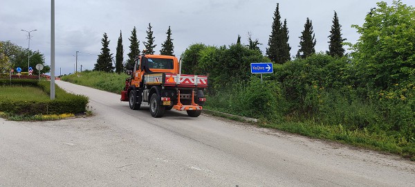 Αιανή: Καθαρισμός πεζοδρομίων και κοινόχρηστων χώρων στον οικισμό