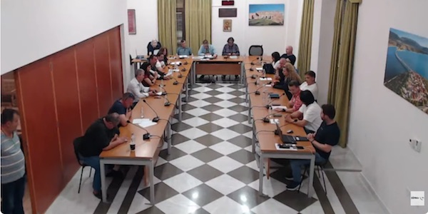 Χρήστος Ελευθερίου: Ο κ. Ζυγούρης αυτοαποκαλείται εκπρόσωπος τη εταιρείας – Φ. Ζυγούρης: Θα σου δείξω τη σύμβαση μου