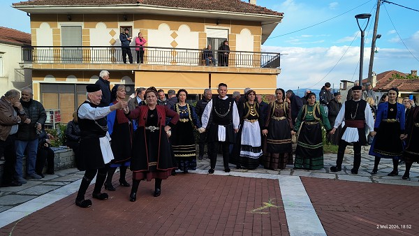 Το χορευτικό των Γρεβενιωτών Κοζάνης στις Αμυγδαλιές Γρεβενών για τον αποχαιρετισμό της πασχαλιάς