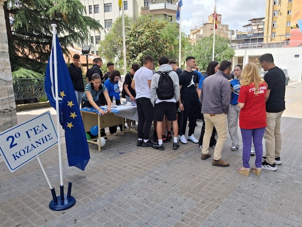Μια ξεχωριστή εκδήλωση αφιερωμένη στην Ημέρα της Ευρώπης με πρωτοβουλία του 2ου ΓΕΛ Κοζάνης πραγματοποιήθηκε στην κεντρική πλατεία Κοζάνης