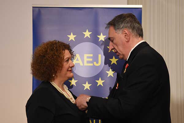 Με το Χρυσό Μετάλλιο της Φλόγας της Ειρήνης τιμήθηκε η Ησαΐα Τσαουσίδου, από το Καπνοχώρι Κοζάνης, Πρόεδρος της Ένωσης Ευρωπαίων Δημοσιογράφων