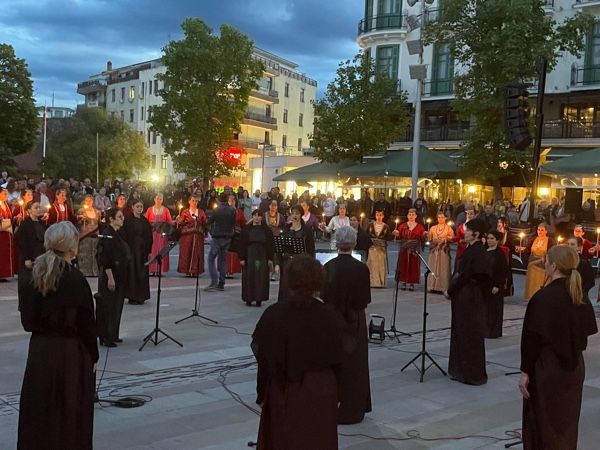 «Χορόδραμα– Αφιέρωμα στη Γενοκτονία των Ελλήνων του Πόντου» στην κεντρική πλατεία Κοζάνης