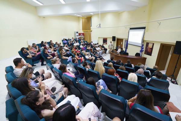 Πτολεμαΐδα: Με μεγάλη συμμετοχή πραγματοποιήθηκε το σεμινάριο «AI Εργαλεία για το Σύγχρονο Εμπόριο»
