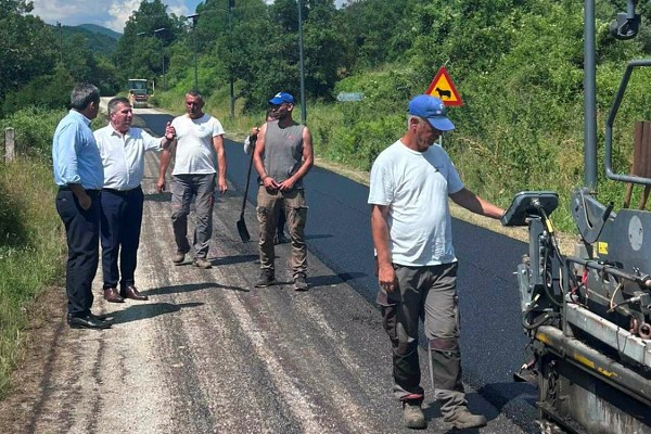 Αυτοψία στις εργασίες ασφαλτόστρωσης του οδικού άξονα Άργους Ορεστικού – Νίκης, από τους Αντιπεριφερειάρχες κ. Σαββόπουλο και κ. Χαρούμενο