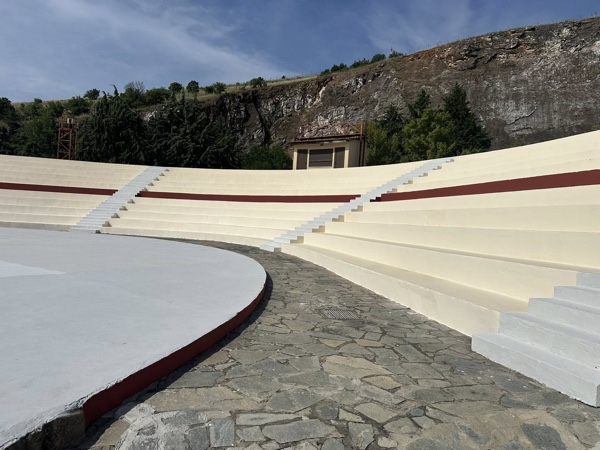 Eργασίες συντήρησης και καλλωπισμού στο υπαίθριο θέατρο της Ποντοκώμης