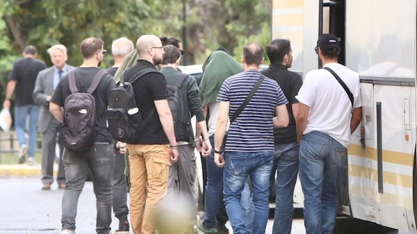 Ελεύθεροι με περιοριστικούς όρους οι γονείς του φερόμενου ως αρχηγού του κυκλώματος ΟΠΕΚΕΠΕ από την Κοζάνη