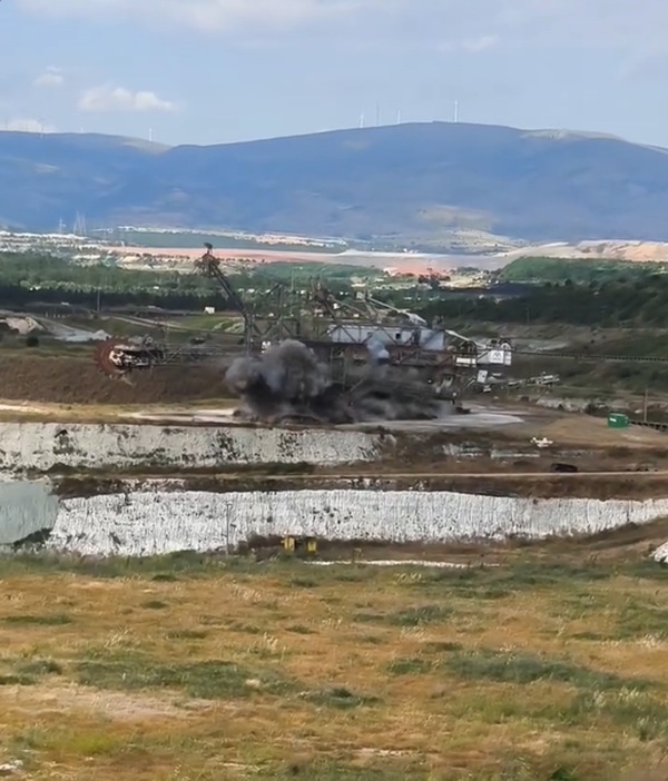Αποκεφαλίζουνε τους δράκους, STOP – Γράφει η Ράνια Στυλιάδου 