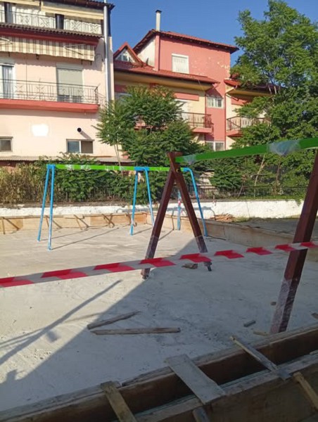 Συνεχίζονται οι εργασίες για την παιδική χαρά Τετραλόφου