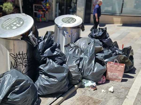 Γεμάτοι κάδοι και σωροί απορριμμάτων στο κέντρο της Κοζάνης την Κυριακή