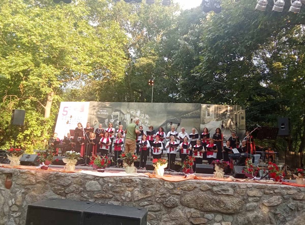 Το 5ο Διεθνές Φεστιβάλ Χορωδιών στο Βελβεντό (με την άρτια διοργάνωση των ‘’Βελβεντινών Φωνών’’), αφιέρωμα στον Μάνο Χατζιδάκι – του παπαδάσκαλου Κωνσταντίνου Ι. Κώστα