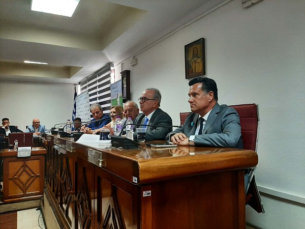 Παρουσία του Άδωνι Γεωργιάδη και Νίκου Παπαθανάση: Μια συνέντευξη τύπου της Ειδικής Υπηρεσίας Δίκαιης Μετάβασης χωρίς ερωτήσεις δημοσιογράφων!
