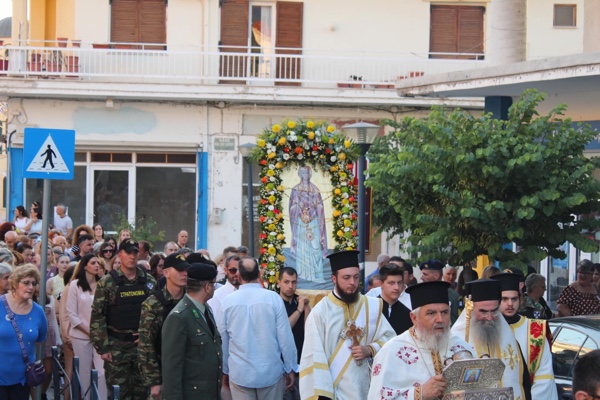 Με μεγάλη συμμετοχή του κόσμου η περιφορά της Εικόνας της Αγίας Κυριακής στα Σέρβια