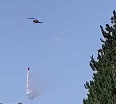 Οι ρίψεις των ελικοπτέρων στην φωτιά στον Άγιο Δημήτριο Κοζάνης