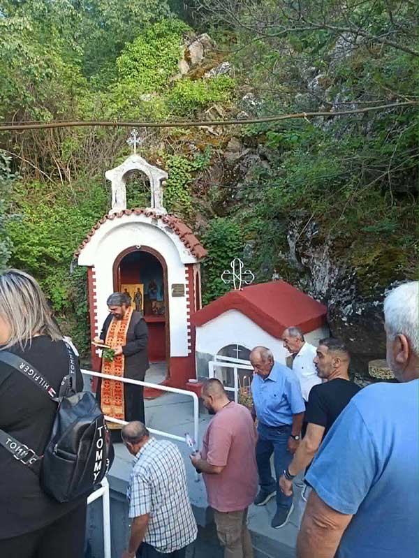 Μεσόβουνο: Εσπερινός στο εξωκλήσι των Αγίων Αναργύρων