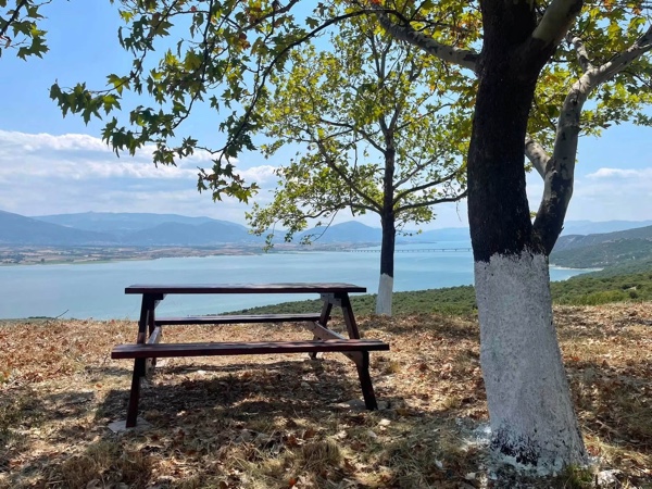 Tοποθετήθηκε νέος τραπεζοπάγκος σε ένα από τα πιο όμορφα σημεία των Ιμέρων, με θέα στη λίμνη Πολυφύτου