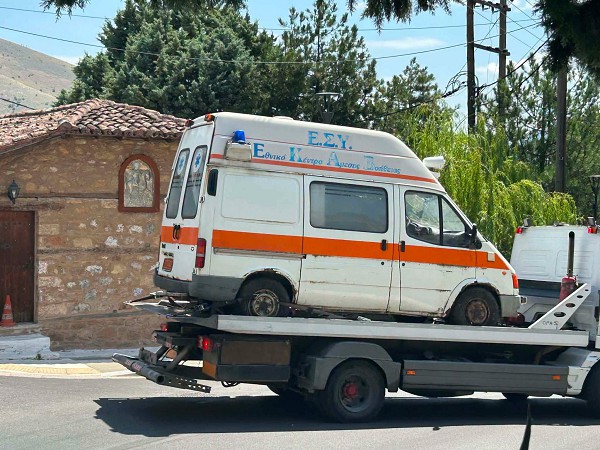 Απομάκρυνση του παλιού ασθενοφόρου από το Κέντρο Υγείας Σιάτιστας