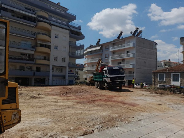 Σταμάτησαν σε βάθος οι εργασίες στην πλατεία Αλώνια