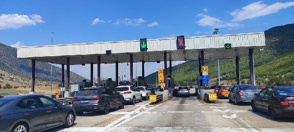 Εικόνα ταλαιπωρίας στα διόδια Πολυμύλου