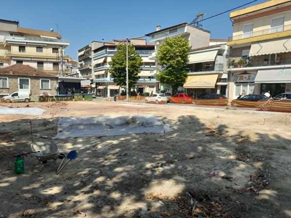Ένα οργανωμένο νεκροταφείο στην πλατεία Αλώνια
