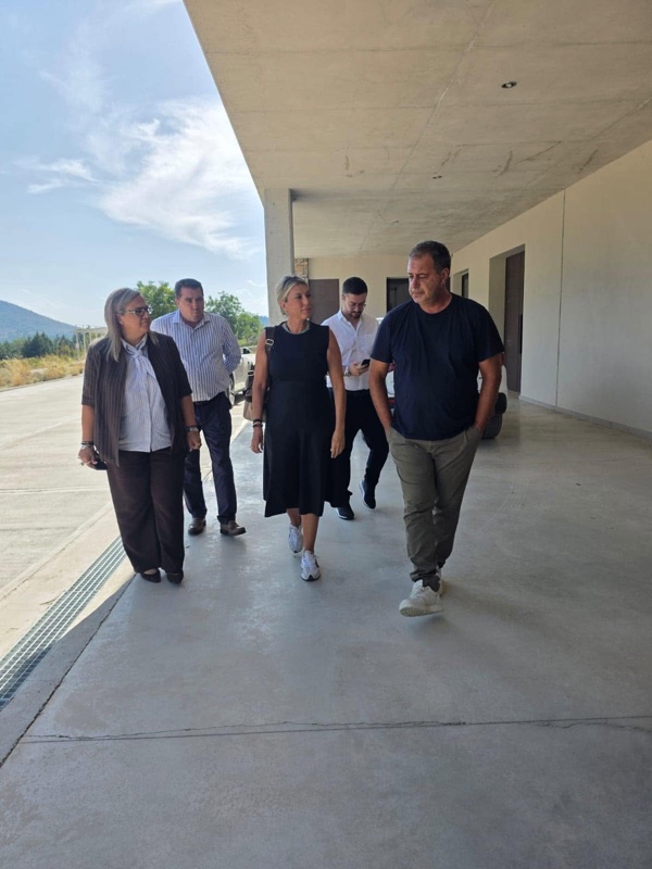 Η υφυπουργός Άννα Καραμανλή στη Σιάτιστα στο οινοποιείο Μαγκούτες