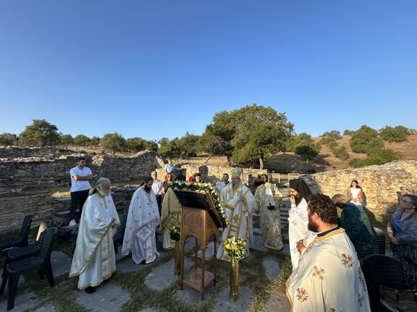 Αρχιερατική Θεία Λειτουργία στη Βασιλική του Αγίου Αχιλλείου Πρεσπών για τα 1.400 χρόνια του Ακαθίστου Ύμνου