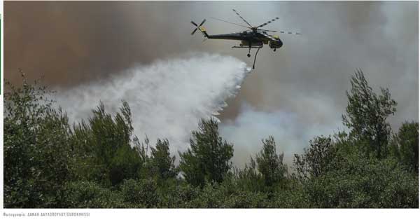 Πέρασαν στον οικισμό της Αγίας Σκέπης οι φλόγες -Συνεχίζεται η μάχη στα πύρινα μέτωπα της Δυτικής Αττικής
