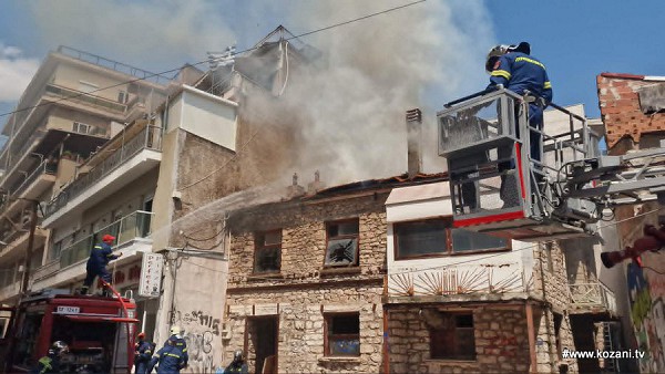 Φωτιά στο κέντρο της Κοζάνης στην οδό Ολύμπου και Ναυαρίνου σε κλειστό ισόγειο κατάστημα