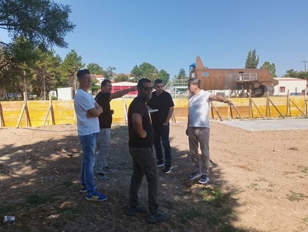 Ο Χαρίσιος Γκοβεδάρος  στο υπό κατασκευή έργο: “Εγκατάσταση Εξομοιωτή Πυρκαγιάς σε Αεροσκάφος στο οικόπεδο της Σχολής Πυροσβεστών στην Πτολεμαΐδα”