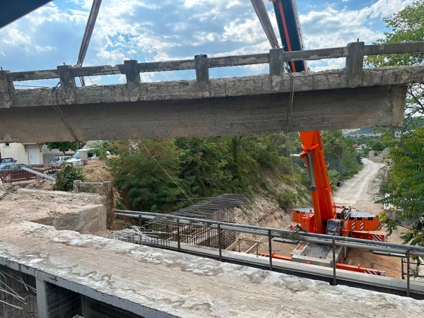 Ολοκληρώθηκε η καθαίρεση της γέφυρας στην οδό Ιωνίας στην Κοζάνη