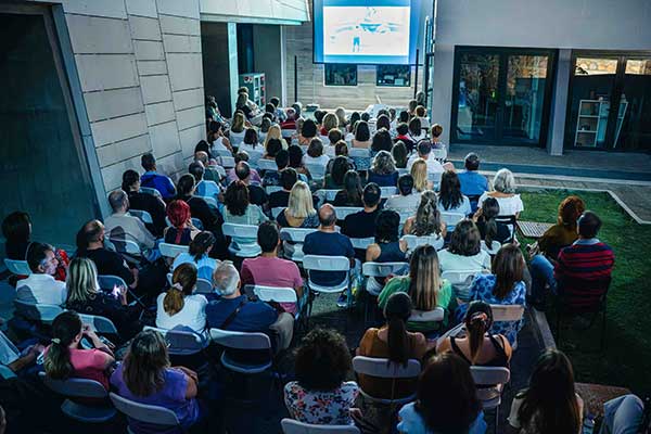 Πραγματοποιήθηκε η πρώτη θερινή κινηματογραφική προβολή στην αυλή της Κοβενταρείου Δημοτικής Βιβλιοθήκης Κοζάνης