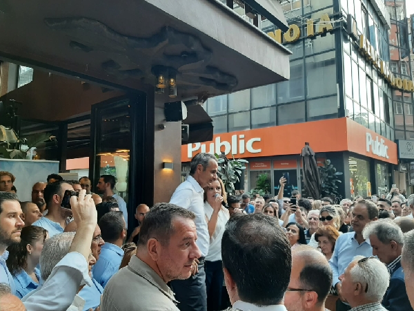 Ο Κυριάκος Μητσοτάκης στον πεζόδρομο της Κοζάνης – Την καχυποψία έχει αντικαταστήσει η συγκρατημένη αισιοδοξία