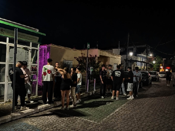Mια αυγουστιάτικη βραδιά, καλή μουσική και το Πάρκο Νεράιδας φωτισμένο κάτω από το φεγγάρι