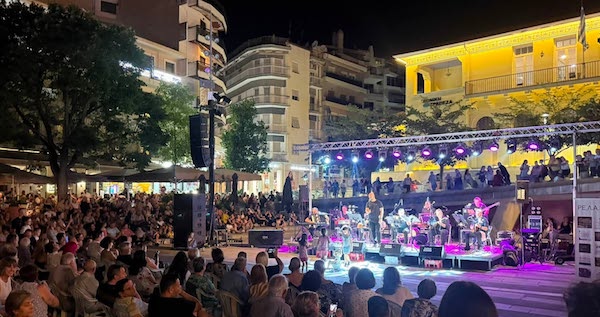 Μουσική βραδιά με διαχρονικά λαϊκά τραγούδια στην κεντρική πλατεία της Κοζάνης