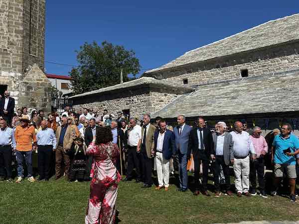 Επεισόδιο στη Σαμαρίνα: Κτηνοτρόφος «έδιωξε» από τον τρανό χορό τα κυβερνητικά στελέχη