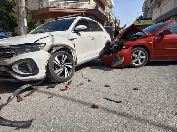 Άλλο ένα τροχαίο στην οδό Σμύρνης στην Κοζάνη – Σφοδρή σύγκρουση οχημάτων