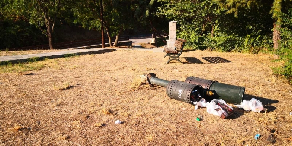 Σπασμένα φωτιστικά, κατεστραμμένοι κάδοι στην Τούμπα και στο Φαράγγι των Σερβίων