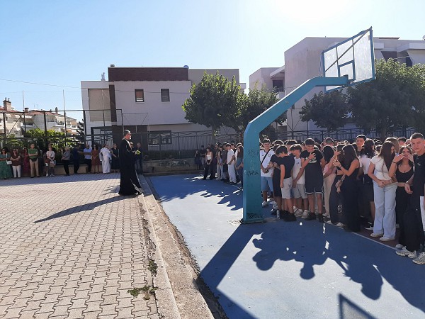 Ο αγιασμός στο 2ο και 5ο Γυμνάσιο Κοζάνης-Τάσος Ραφαηλίδης: ”Να γίνετε καλοί άνθρωποι”