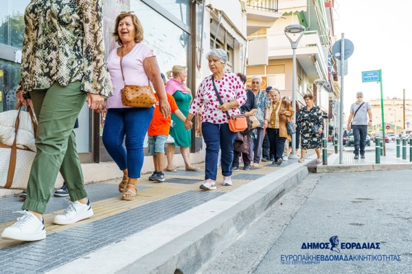 «Περπατώ με τη γιαγιά και τον παππού»:  Μικροί και μεγάλοι έγιναν μια παρέα και περπάτησαν μαζί στους δρόμους της Πτολεμαΐδας