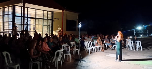 Με επιτυχία πραγματοποιήθηκε η θεατρική παράσταση «Τραβάω Ζόρι» στον αύλειο χώρο του Αρχαιολογικού Μουσείου Αιανής