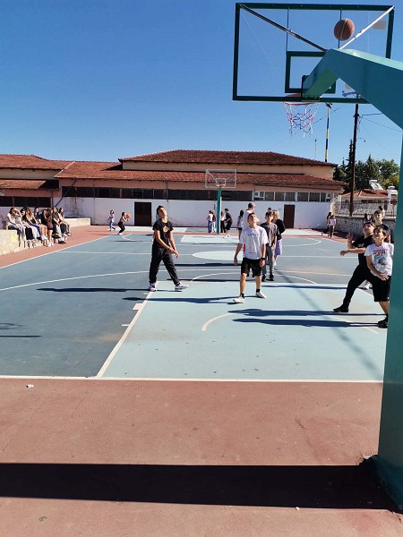 Πραγματοποιήθηκε στο Γυμνάσιο Σερβίων ενημερωτική επίσκεψη με θέμα το μπάσκετ και την αξία του αθλητισμού