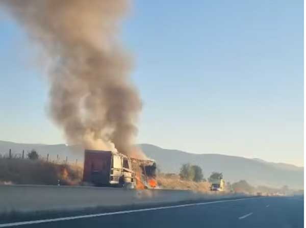 Φωτιά σε φορτηγό στην Εγνατία έξω από την Κοζάνη – Άμεση επέμβαση της Πυροσβεστικής