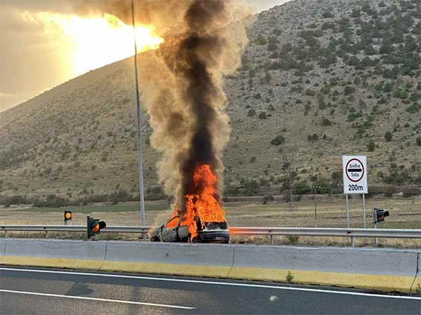 Δείτε φωτογραφίες και βίντεο από την πυρκαγιά σε Ι.Χ. στα διόδια της Σιάτιστας