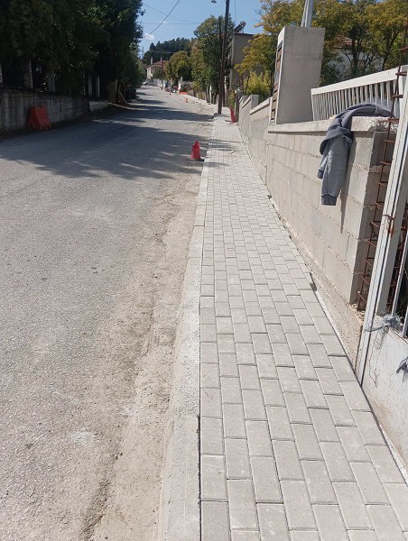 Εργασίες κατασκευής πεζοδρομίων στην Κάτω Κώμη