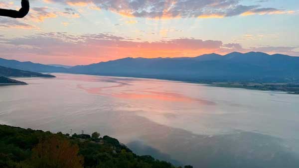 Καλημέρα και καλό μήνα από τη Νεράιδα