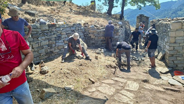 Συνεχίζεται το 10ο Εργαστήριο Παραδοσιακής Δόμησης στον Πεντάλοφο