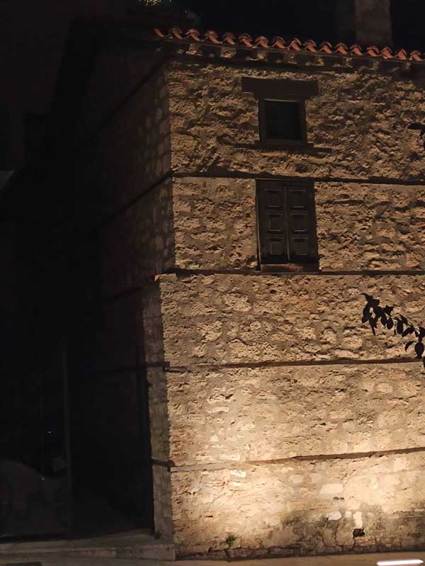 Αφαιρέθηκε η κεραία wi-fi από το σπίτι του Λασσάνη
