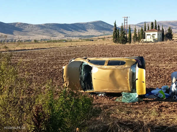 Τροχαίο ατύχημα με ανατροπή αυτοκινήτου στο Βατερό Κοζάνης – Απεγκλωβισμός της γυναίκας οδηγού